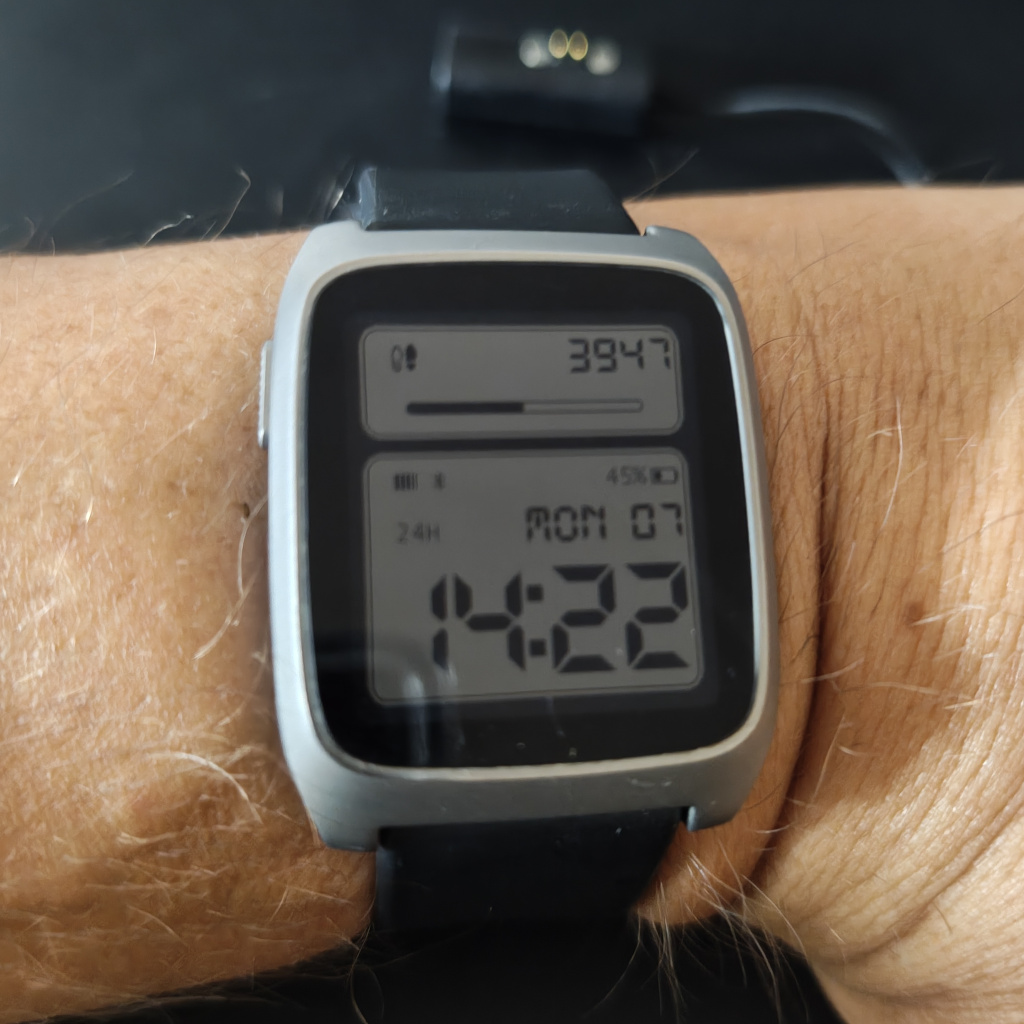 Foto vom Arm mit Pebble Time 2